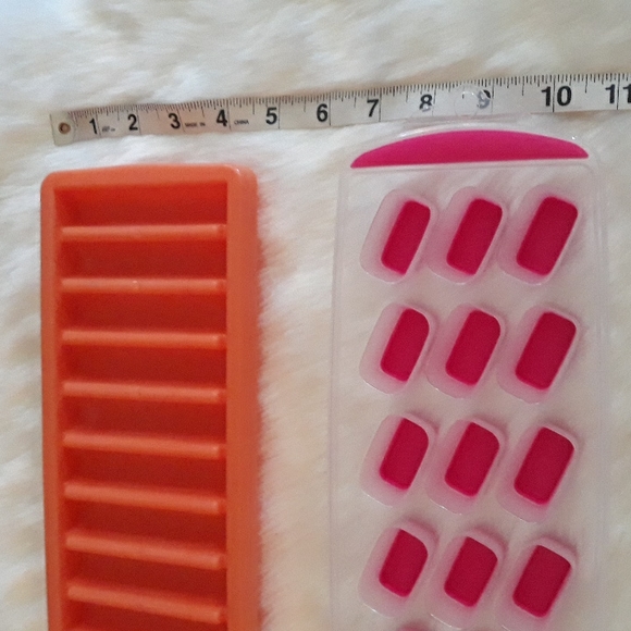 2 ice cube trays,  1 water bottle ice cube tray and 1 silicone bottom tray - Picture 4 of 4